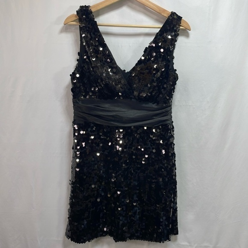 🧦 XXI black sleeveless black paillettes V-neck dress cumber bun large sequins